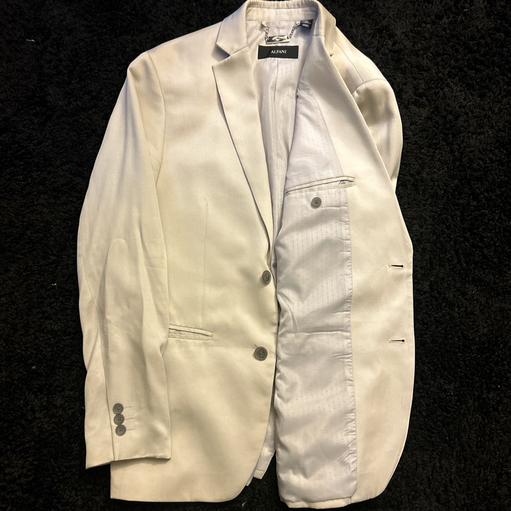 Different Suits - Picture 6 of 10